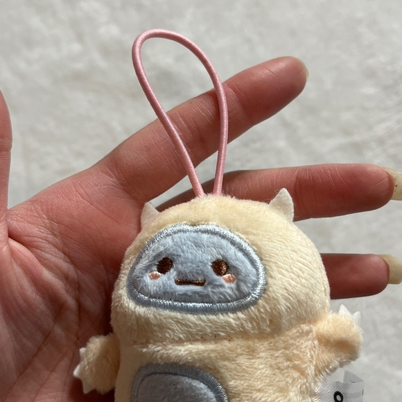 Smoko loop keychain Cream adorable snowman like creature Plush Toy - Picture 2 of 9